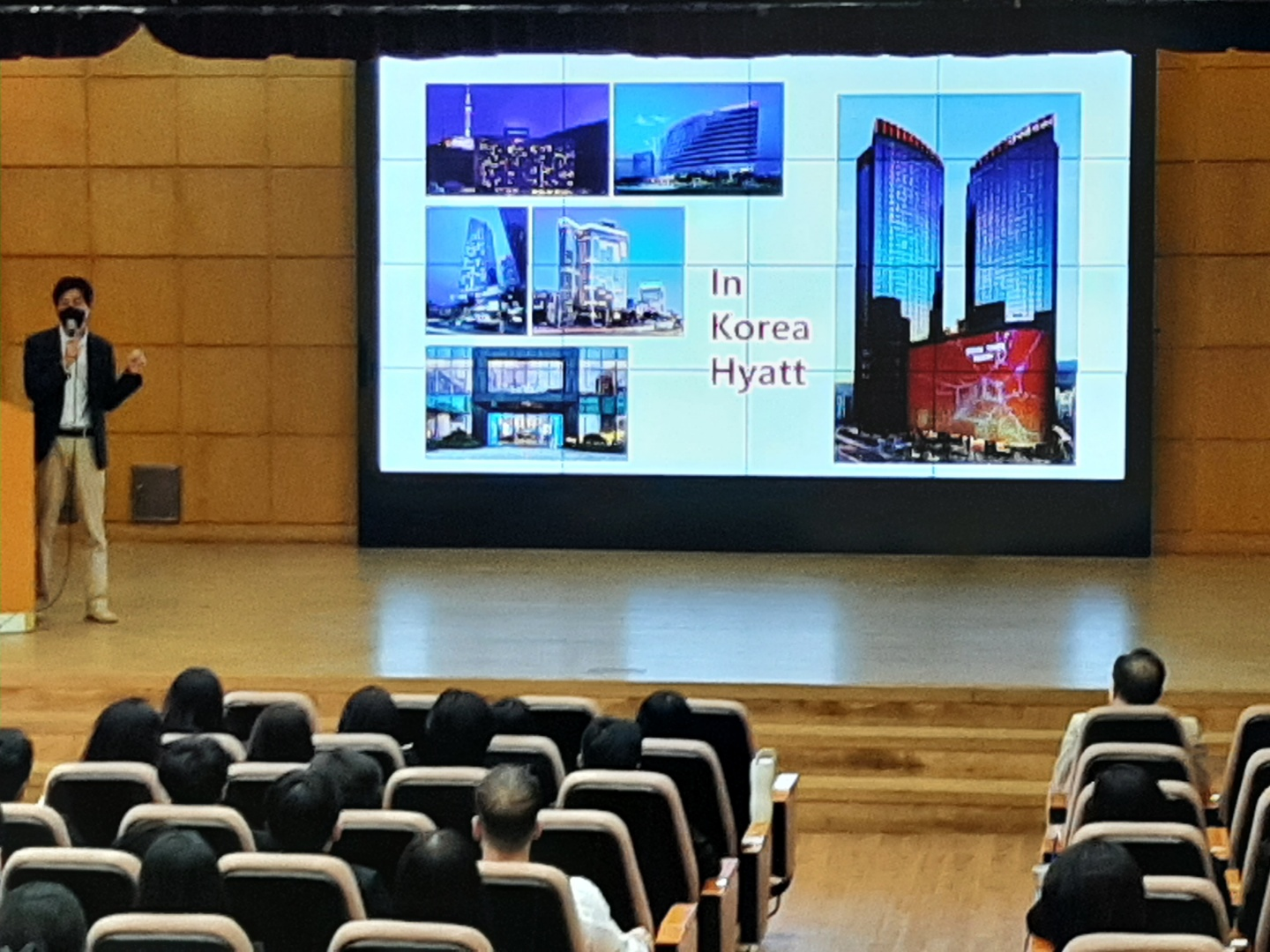 Grand Hyatt Jeju  visits campus and interviews students